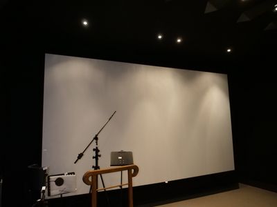 un grand écran de projection au milieu d'une pièce