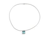 un collier avec une pierre bleue montée sur une chaîne en argent