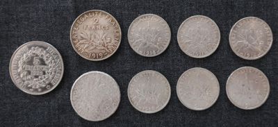 gros plan d'un paquet de pièces de monnaie posé sur une table