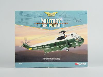le livre sur la puissance aérienne militaire est ouvert sur une page blanche