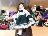 une boîte remplie de poupées posées sur une table