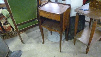 deux chaises et une table dans une pièce