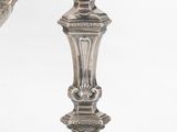 paire de bougeoirs anciens en argent sur socle, sur fond blanc