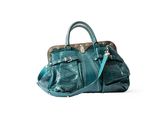 sac à main de couleur turquoise posé sur une surface blanche, sur fond blanc