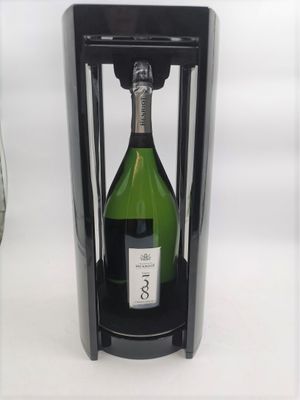 une bouteille de champagne dans un porte-bouteille, à côté d'une bouteille de vin