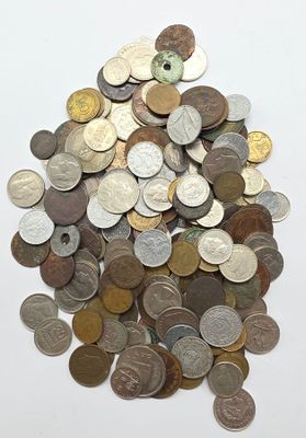 une pile de pièces de monnaie posée sur une surface blanche