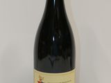 la bouteille de vin rouge est posée sur la table