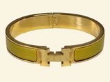Le bracelet est en or et en émail vert, avec un fermoir carré.