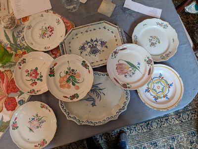une table sur laquelle se trouvent plusieurs assiettes et bols