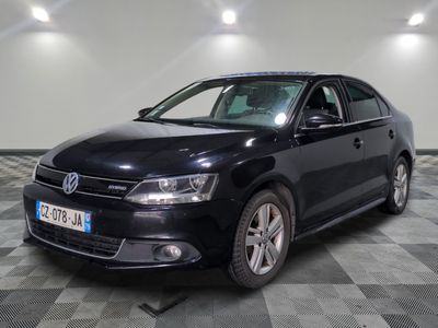 La Volkswagen Jetta est garée dans une grande pièce au sol carrelé.