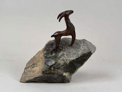École, XXe. Le Chamois. Sujet en bronze patiné sur un socle … - Photo 1