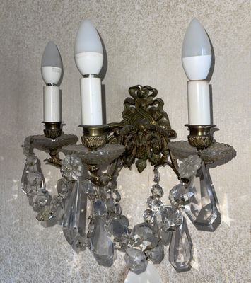 trois lumières sur le mur d'un lustre