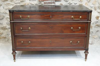 COMMODE en acajou et placage d'acajou de cuba ouvrant à troi…