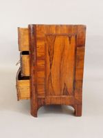 Commode en palissandre et bois de placage de noyer en marque… (photo 5)