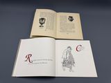 un livre ouvert sur lequel figure la photo d'un homme