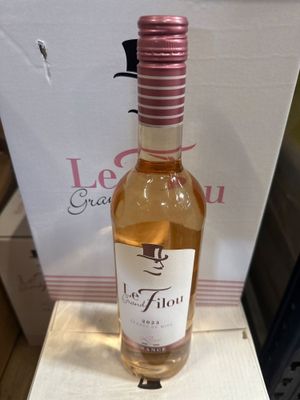 une bouteille de vin posée sur une boîte