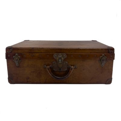 une valise marron avec une poignée sur fond blanc