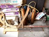 un tas d'outils posé sur une palette en bois