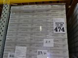 une grande pile de cartons sur une palette dans un entrepôt