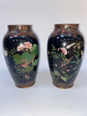 deux vases posés côte à côte sur une surface blanche