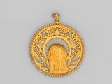 un gros plan sur une médaille d'or avec le visage d'une femme au centre