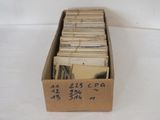 une boîte en carton contenant beaucoup de papiers