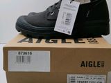 une boîte sur laquelle est posée une paire de chaussures