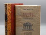 deux livres posés l'un sur l'autre, côte à côte
