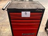 une photo d'une boîte à outils rouge sur laquelle figure le chiffre 6