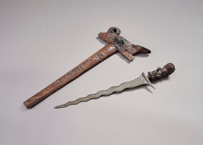 deux types d'outils différents sur une surface blanche