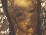 peinture représentant le visage d'une femme dans un cadre doré, accrochée à un mur de pierre