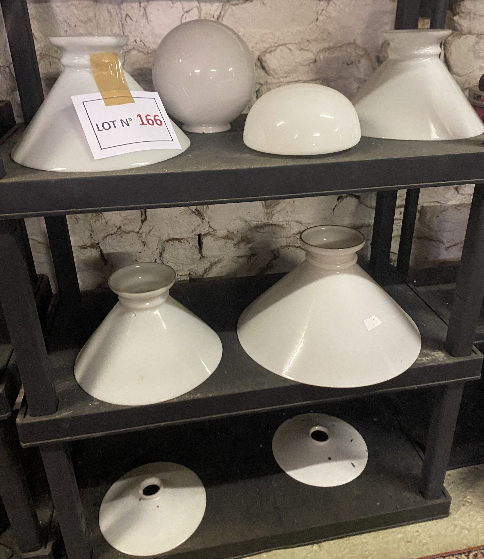Bon ensemble de 8 globes de toutes formes, époques et tailles (Diam 39+) dt anciens, en opaline blanche et ou verre, ...