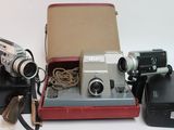 une boîte contenant un appareil photo, un étui pour appareil photo et un appareil photo