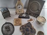 un grand nombre d'objets posés sur une table