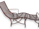 une image représentant une chaise longue en métal sur fond blanc