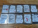 six disques durs posés les uns à côté des autres sur un parquet
