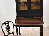 une chaise placée à côté d'un bureau dans une pièce