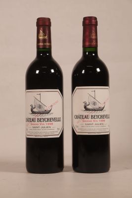 deux bouteilles de vin posées l'une à côté de l'autre sur une table