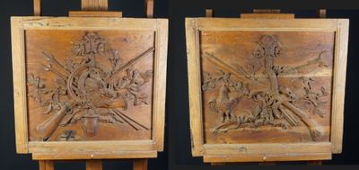 paire de chevalets anciens en bois sculpté, ornés de figures