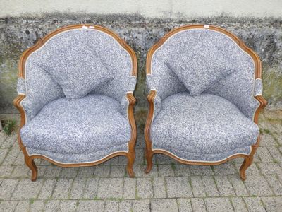 deux chaises placées l'une à côté de l'autre sur un sol en briques
