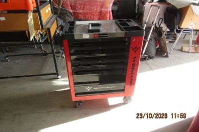 une photo d'un chariot à outils rouge et noir dans un garage