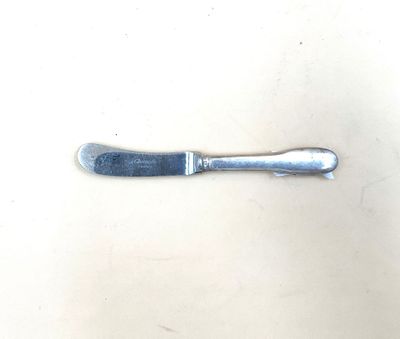 un petit couteau posé sur une table