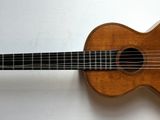 une image représentant une guitare accrochée à un mur, sur fond blanc