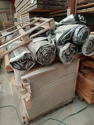 un tas de bois posé sur le sol
