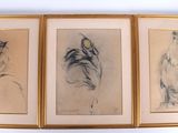 trois dessins encadrés représentant une femme assise sur un canapé dans un salon