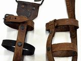 deux paires de chaussures en cuir reliées l'une à l'autre
