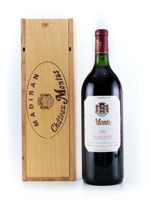 caisse à vin en bois contenant une bouteille de vin rouge