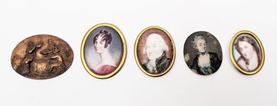 REUNION de trois portraits peints sur porcelaine.