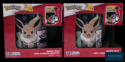 deux boîtes de tasses Pokémon posées sur une table