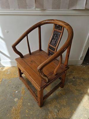 une chaise en bois posée par terre